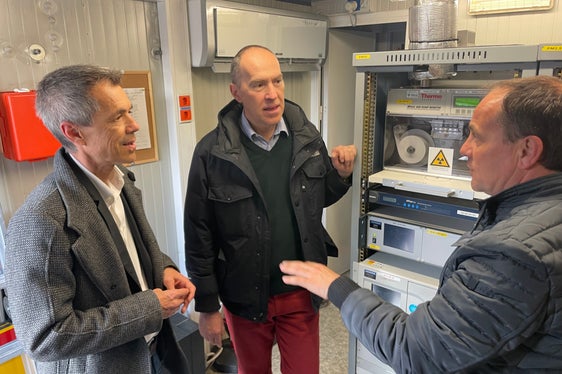 Georg Pichler (nella foto il primo a sinistra), direttore dell'Ufficio provinciale Aria e Rumore, Luca Verdi, direttore del Laboratorio di analisi dell'aria e radioprotezione, e l'assessore provinciale all'Ambiente Giuliano Vettorato presso la stazione di monitoraggio dell'aria in via Claudia Augusta a Bolzano (Foto: ASP/Gnews)