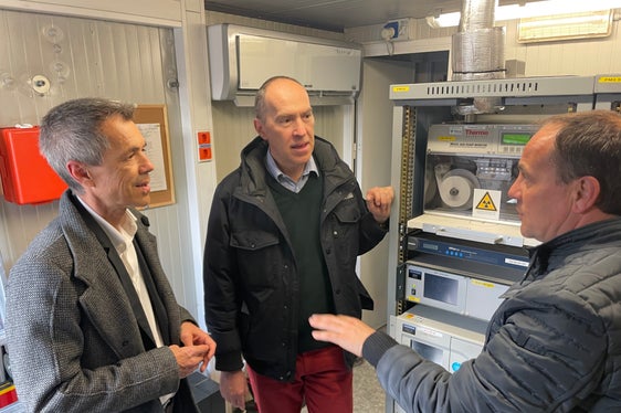 Georg Pichler (nella foto il primo a sinistra), direttore dell'Ufficio provinciale Aria e Rumore, Luca Verdi, direttore del Laboratorio di analisi dell'aria e radioprotezione, e l'assessore provinciale all'Ambiente Giuliano Vettorato presso la stazione di monitoraggio dell'aria in via Claudia Augusta a Bolzano (Foto: ASP/Gnews)