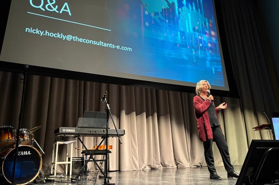 Nicky Hockly referierte über das Thema Critical AI. (Foto: LPA/Deutsche Bildungsdirektion)