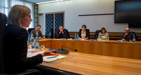 Wir nehmen konstruktive Anregungen und Vorschläge gerne auf, hob Landesrätin Magdalena Amhof (l. im Vordergrund) gegenüber den Vertreterinnen und Vertretern der Gewerkschaften hervor. (Foto: LPA/Fabio Brucculeri)