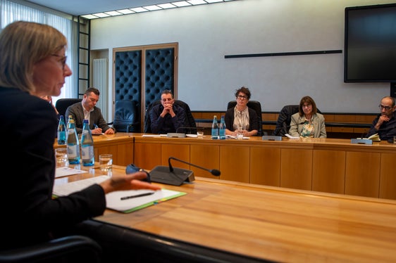 Siamo felici di ricevere suggerimenti e proposte costruttive, ha sottolineato l'assessora provinciale Magdalena Amhof ai rappresentanti delle confederazioni sindacali. (Foto: ASP/Fabio Brucculeri)