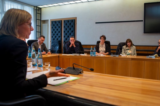 Siamo felici di ricevere suggerimenti e proposte costruttive, ha sottolineato l'assessora provinciale Magdalena Amhof ai rappresentanti delle confederazioni sindacali. (Foto: ASP/Fabio Brucculeri)