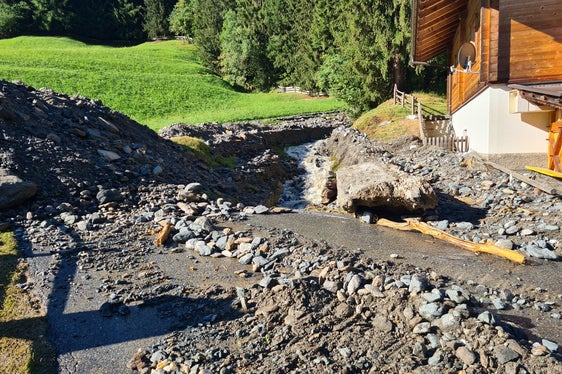 Der Kuglerquellbach in Breiteben in der Gemeinde Moos in Passeier hat weitläufig Wiesen übermurt. (Foto: LPA/Landesamt für Wildbach- und Lawinenverbauung West)