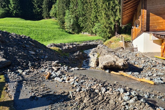 Il rio sorgente Cogolo a Breiteben nel comune di Moso in Passiria ha allagato i prati (Foto: ASP/Ufficio sistemazione bacini montani Ovest)