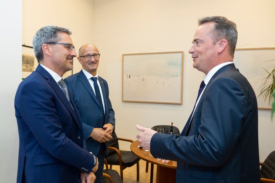 Da sinistra i presidenti Kompatscher e Mattle con il primo ministro Paasch (Foto: ASP/Javier Bernal Revert)