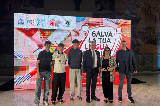 (da man ciampa a man dërta): Mark Planinschek, Samuel Pizzinini, Edoardo Alfarei, dot. Antonio La Spina – presidënt nazional dles Pro Loco, Monica Viola – presidënta regionala dles Pro Loco dl Trentin-Südtirol y Carlo Suani (Foto: USP)