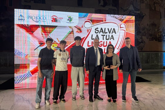 Gli studenti dell'Istituto tecnico economico delle Scores Altes di La Villa in Badia festeggiano i successi ottenuti al concorso “Salva la tua lingua locale” a Roma: da sinistra a destra Mark Planinschek, Samuel Pizzinini, Edoardo Alfarei, il presidente dell'Unione Nazionale Pro Loco d'Italia Antonio La Spina, la presidente delle Pro Loco della Regione Trentino-Alto Adige Monica Viola e Carlo Suani (Foto: USP)