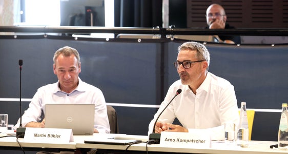 Der Bündner Regierungspräsident Martin Bühler (links) und Landeshauptmann Arno Kompatscher (rechts) bei der gemeinsamen Sitzung der Regierungsdelegationen in der Basis Vinschgau in Schlanders. Im Hintergrund Techniker Paul Kofler. (Foto: LPA/Alan Bianchi)