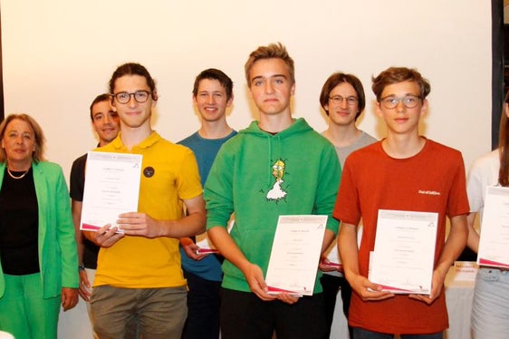 Erfolgreich am Regionalwettbewerb der Giochi della Chimica teilgenommen haben Lucas Del Fabbro, Realgymnasium Meran, Noah Knapp, Realgymnasium Bruneck , Samuel Eoban Auer, Realgymnasium Bruneck, Matthias Mair, Realgymnasium Bruneck, Lorenz Thomas Hosp, Realgymnasium Meran, Antonia Kofler, Realgymnasium Meran. Begleitet wurden sie von Koordinatorin Roswitha Maurer (2.v.l.) (Foto: LPA/Bildungsdirektion/Verena Hilber)