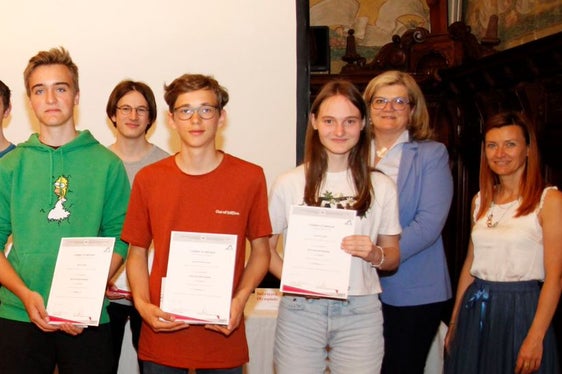 Erfolgreich am Regionalwettbewerb der Giochi della Chimica teilgenommen haben Lucas Del Fabbro, Realgymnasium Meran, Noah Knapp, Realgymnasium Bruneck , Samuel Eoban Auer, Realgymnasium Bruneck, Matthias Mair, Realgymnasium Bruneck, Lorenz Thomas Hosp, Realgymnasium Meran, Antonia Kofler, Realgymnasium Meran. Begleitet wurden sie von Koordinatorin Roswitha Maurer (2.v.l.) (Foto: LPA/Bildungsdirektion/Verena Hilber)