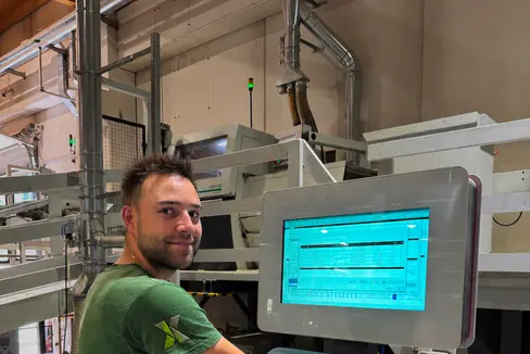 I tecnici e le tecniche di processo lavorano con macchinari e impianti di produzione controllati da computer, ne monitorano il funzionamento e fanno in modo che i prodotti vengano realizzati in modo efficiente e mantenendo una qualità costantemente elevata. (Foto: USP/Ufficio provinciale Apprendistato e formazione dei maestri professionali/X TIMBER AG)