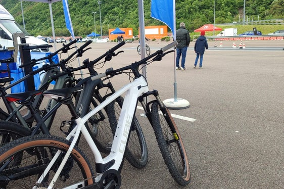 Beim e-drive day gab es nicht nur Elektroautos, sondern auch unterschiedliche E-Bikes zum Testen. (Foto: sta/Banfi)