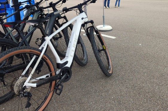 All'e-drive day non c'erano solo auto elettriche, ma anche diverse biciclette elettriche da provare. (Foto: Sta/Banfi)