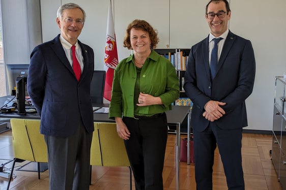 Führen das Kooperationsprojekt audit familieundberuf überzeugt weiter: Handelskammerpräsident Michl Ebner, Landesrätin Rosmarie Pamer, Handelskammer-Generalsekretär Alfred Aberer. (Foto: LPA/Hannes Wisthaler)