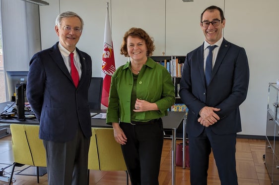 Avanti con convinzione il progetto di cooperazione audit famigliaealvoro di Provincia e Camera di commercio di Bolzano. In foto (da sinistra) il presidente della Camera di commercio Michl Ebner, l'assessora provinciale Rosmarie Pamer e il segretario generale della Camera di commercio Alfred Aberer (Foto: USP/Hannes Wisthaler)