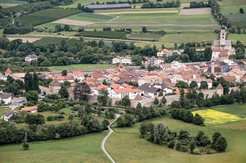 Cina ai 21 de forá pó i Comuns dl Südtirol presenté proiec por revalorisé n paisc o n post storich. La Junta provinziala chiriará fora un n proiet da presenté por le finaziamënt. (Foto: IDM/Angelika Schwarz)