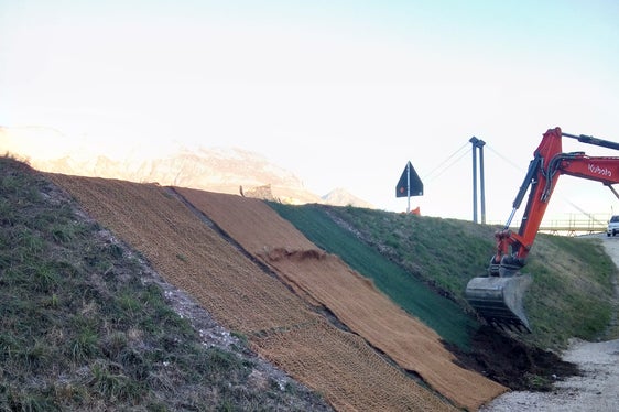 Wirrgelege aus biologisch abbaubarem Material wurde ausgelegt. (Foto: LPA/Amt für Wildbach- und Lawinenverbauung Süd)