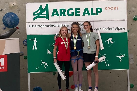 Sophie Pederiva (prima da sinistra) ha conquistato la medaglia d’argento nella categoria U15 alla competizione ARGE ALP di arrampicata sportiva a Innsbruck. (Foto: Berti Gamper)