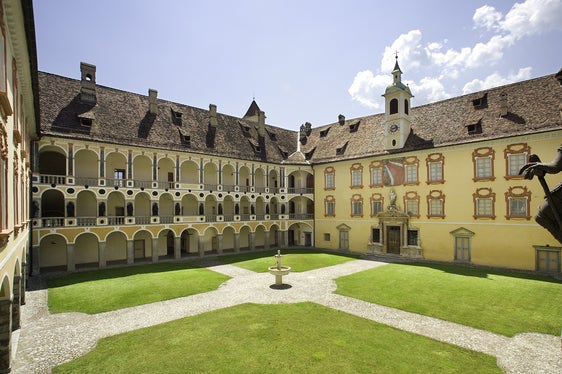 Dal 13 al 16 settembre si terrà a Bressanone il convegno “Traffico e circolazione in età premoderna”, con relazioni e dibattiti tra esperti, presso il Palazzo vescovile e il Seminario Maggiore (Foto: Palazzo vescovile)