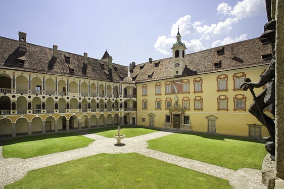 Dal 13 al 16 settembre si terrà a Bressanone il convegno “Traffico e circolazione in età premoderna”, con relazioni e dibattiti tra esperti, presso il Palazzo vescovile e il Seminario Maggiore (Foto: Palazzo vescovile)