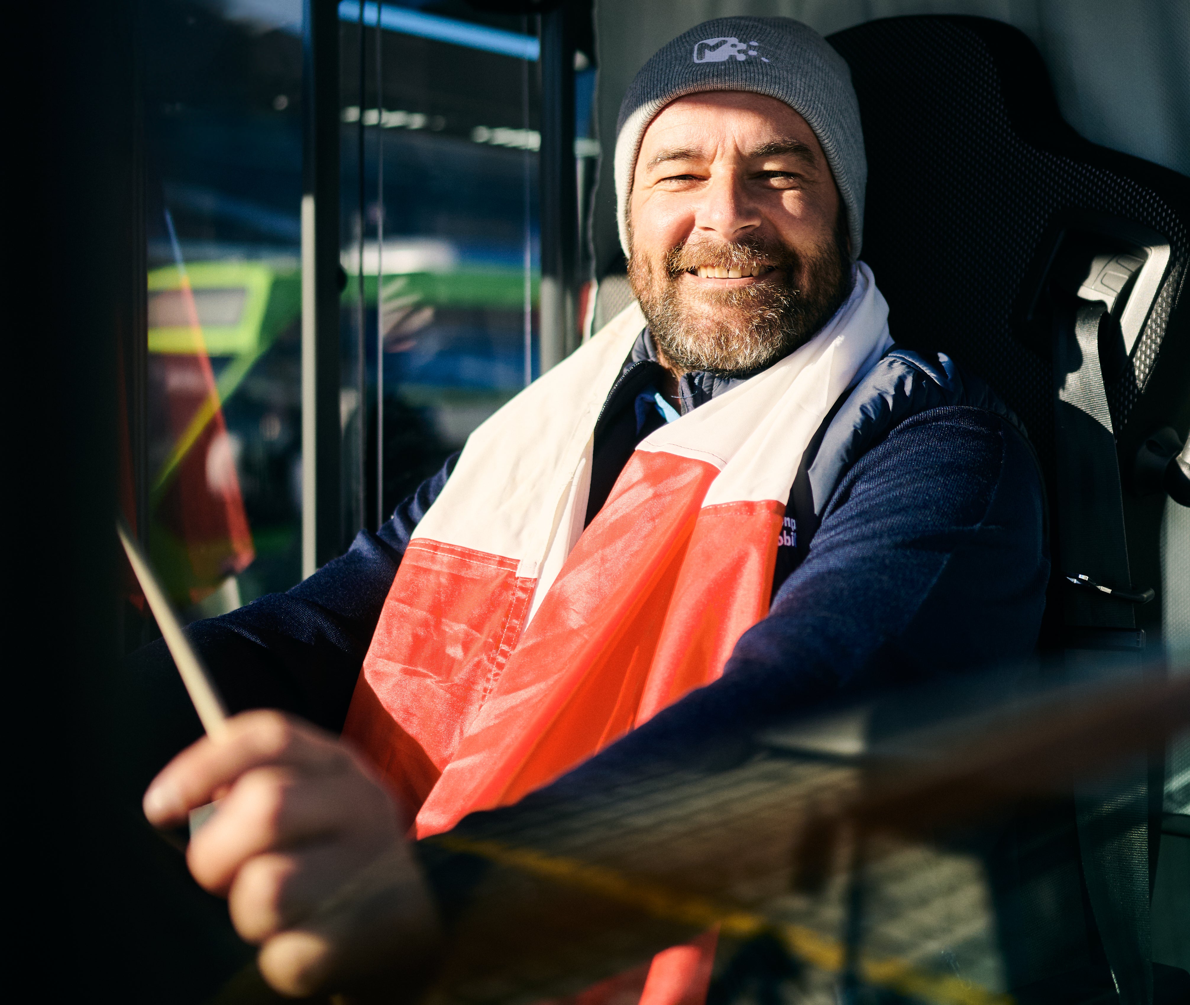 Zusätzlich zum regulären Dienst werden während der Olympischen Spiele 66 weitere Busse sowie 10 Shuttle-Fahrzeuge eingesetzt, die es auch Menschen mit Behinderungen ermöglichen, die Wettkämpfe zu besuchen. An den Wettkampftagen wird die vollständige Abdeckung des Dienstes von über 200 akkreditierten Fahrerinnen und Fahrern gewährleistet.
(Foto: LPA/zukunvt)