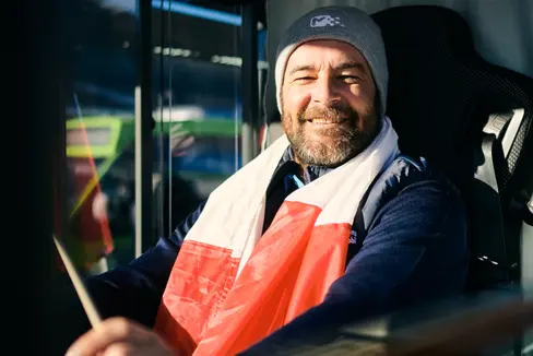 Zusätzlich zum regulären Dienst werden während der Olympischen Spiele 66 weitere Busse sowie 10 Shuttle-Fahrzeuge eingesetzt, die es auch Menschen mit Behinderungen ermöglichen, die Wettkämpfe zu besuchen. An den Wettkampftagen wird die vollständige Abdeckung des Dienstes von über 200 akkreditierten Fahrerinnen und Fahrern gewährleistet.
(Foto: LPA/zukunvt)