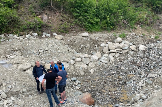 Besichtigung der Baustelle im Zirmbach in Prad am Stilfser Joch: (v.l.) Amtsdirektor Peter Egger, Landesrat Arnold Schuler, Direktor der Agentur für Bevölkerungsschutz Klaus Unterweger, Gemeindereferent Roman Stecher, Gemeindereferent Kurt Agethle (Foto: LPA/G.News)