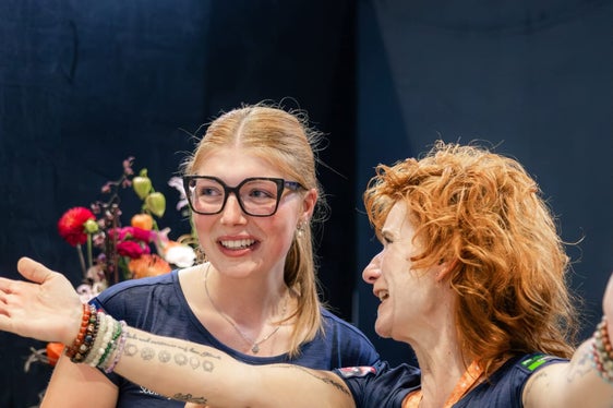 WorldSkills 2026: Floristin Franziska Gschnitzer im Gespräch mit Expertin Maria Steinmair an ihrem Wettkampfplatz (Foto: LPA/Fachschule Laimburg)