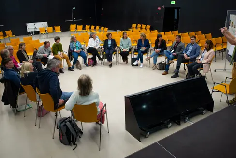 Da gennaio, il Consiglio dei cittadini per il clima ha elaborato misure incentrate su cinque aree: energia, abitare, mobilità, consumi e produzione, nonché cibo e uso del suolo. I cittadini presentano ora le loro raccomandazioni alla Giunta provinciale. (Foto: USP/Fabio Brucculeri)