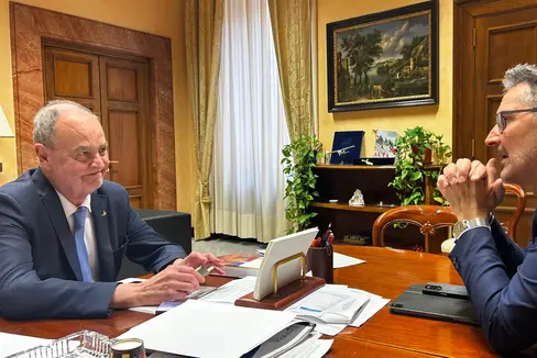 Landeshauptmann Arno Kompatscher hat erneut Regionenminister Roberto Calderoli getroffen, um über die Reform des Autonomistatuts zu sprechen. (Foto: LPA)