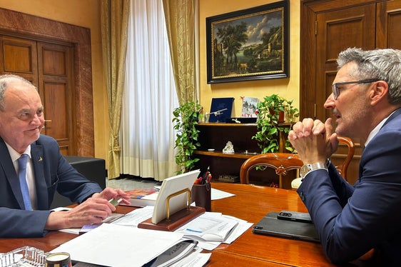 Landeshauptmann Arno Kompatscher hat erneut Regionenminister Roberto Calderoli getroffen, um über die Reform des Autonomistatuts zu sprechen. (Foto: LPA)