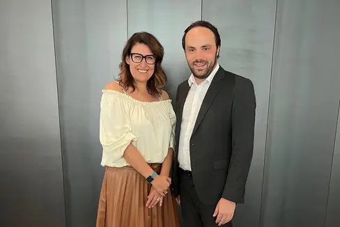 La nuova presidente di Confesercenti Alto Adige Messina Bonaldi insieme all'assessore Achammer. (Foto:ASP)