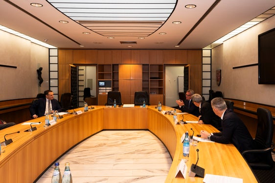 Minister Gilberto Pichetto Fratin tauschte sich im Sitzungssaal der Landesregierung mit Landeshauptmann Arno Kompatscher und weiteren Vertretern der Südtiroler Landesregierung aus. (Foto: USP/Manuela Tessaro)