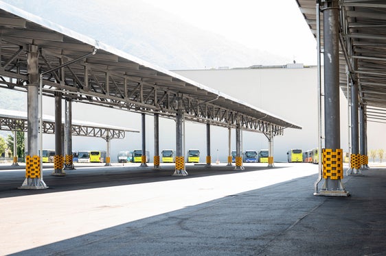 Innovativ: Die Photovoltaikanlage des Hydrogen Adige Valley ist die erste in Südtirol, die auf einem Busparkplatz errichtet wurde und somit die Energieerzeugung ohne zusätzlichen Flächenverbrauch ermöglicht. (Foto: LPA/Fabio Brucculeri)