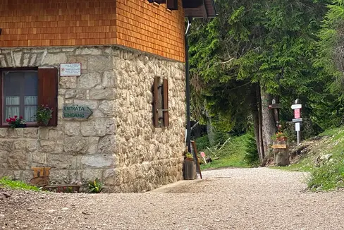 Con gli incentivi la Provincia intende garantire a lungo termine importanti infrastrutture alpine come il rifugio Oltradige al Roen. (Foto: USP/Gestori del rifugio Oltradige al Roen)