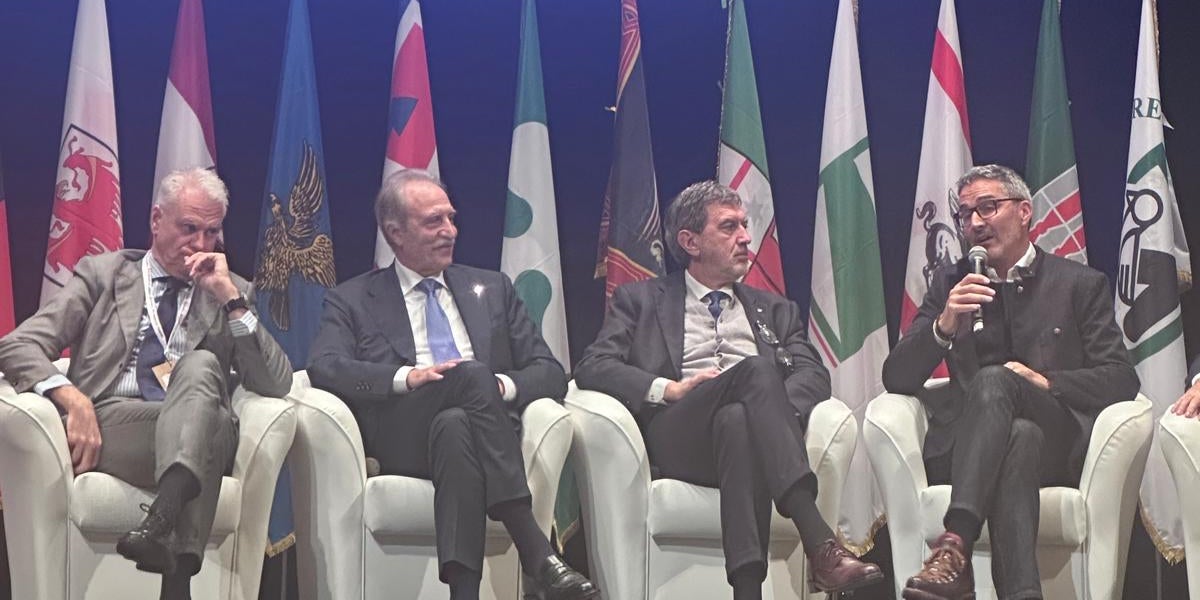 Landeshauptmanns Arno Kompatscher (rechts) nahm mit Minister Paolo Zangrillo (von links), Vito Bardi und Marco Marsilio beim Region Talk des Festivals der Regionen und der Autonomen Provinzen teil. (Foto: LPA).