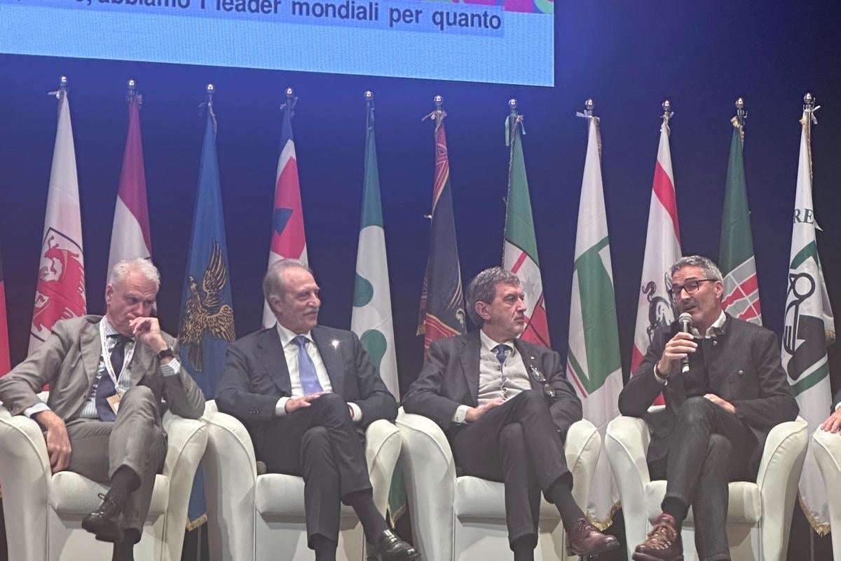 L'intervento del presidente Arno Kompatscher (a destra) nel Region Talk conclusivo del Festival delle Regioni e delle Province autonome. Alla sua sinistra Marsilio, Bardi e il ministro Zangrillo (Foto: USP)