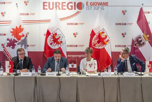 Si è riunita oggi alla Majon di Fascegn a Sèn Jan/S. Giovanni di Fassa la 29^ seduta del GECT Euregio. Presenti i tre componenti della Giunta: (da sin.)il capitano del Tirolo, Günther Platter, il presidente della Provincia di Trento e dell'Euregio, Maurizio Fugatti, la segretaria generale dell'Euregio, Marilena Defrancesco, ed il presidente della Provincia di Bolzano, Arno Kompatscher (Foto: Ufficio stampa della Provincia di Trento)