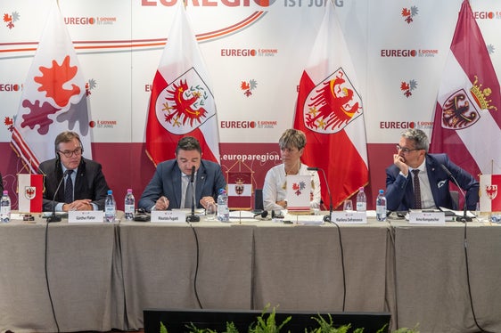 Si è riunita oggi alla Majon di Fascegn a Sèn Jan/S. Giovanni di Fassa la 29^ seduta del GECT Euregio. Presenti i tre componenti della Giunta: (da sin.)il capitano del Tirolo, Günther Platter, il presidente della Provincia di Trento e dell'Euregio, Maurizio Fugatti, la segretaria generale dell'Euregio, Marilena Defrancesco, ed il presidente della Provincia di Bolzano, Arno Kompatscher (Foto: Ufficio stampa della Provincia di Trento)