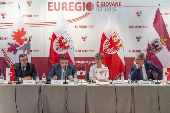 Si è riunita oggi alla Majon di Fascegn a Sèn Jan/S. Giovanni di Fassa la 29^ seduta del GECT Euregio. Presenti i tre componenti della Giunta: (da sin.)il capitano del Tirolo, Günther Platter, il presidente della Provincia di Trento e dell'Euregio, Maurizio Fugatti, la segretaria generale dell'Euregio, Marilena Defrancesco, ed il presidente della Provincia di Bolzano, Arno Kompatscher (Foto: Ufficio stampa della Provincia di Trento)