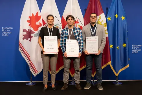 Premio Giovani Ricercatori Euregio 2022: da sinistra Chiara Valzolgher (terza classificata - Università di Trento), Alan Ianeselli (primo classificato - Libera Università di Bolzano) e Francesco Asnicar (secondo classificato - Università di Trento). (Foto: Land Tirol/Sedlak)