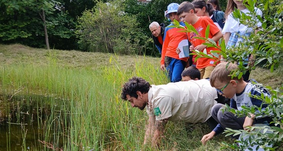 Die Suche nach Lebewesen im Biotop mit Marco Monarca und Marco Pisciali (CAI) gehörte für die Kinder bei der Junior Ranger-Ausbildung mit dazu. (Foto: LPA/Landesamt für Natur/Florian Tauber)