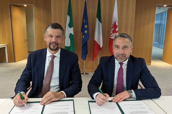 Mobilitätslandesrat Daniel Alfreider und Franco Lucente, Assessor für Verkehr und nachhaltige Mobilität der Region Lombardei, bei der Unterzeichnung der Vereinbarung zur Einrichtung des RegioExpress im April 2024. (Foto: LPA/Ivan Brentegani)