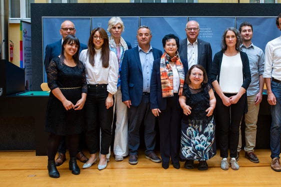 Organisatoren des Landes und der Genossenschaft Wohnen im Alter mit den Referentinnen und Referenten der heutigen Tagung (Foto: LPA/Fabio Brucculeri)