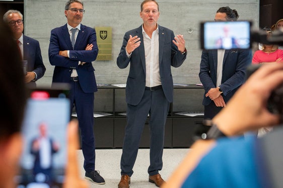 Einsparung von Mietkosten, angemessene Räume für die Mitarbeitenden und Energieeinsparung seien beim Bau des neuen Landhauses wichtig gewesen, unterstrichen Landeshauptmann Arno Kompatscher (l.) und Landesrat Massimo Bessone (r.) bei der Übergabe. (Foto: LPA/Fabio Brucculeri)