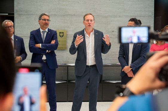 L'assessore Massimo Bessone (centro) con il presidente della Provincia, Arno Kompatscher (Foto: ASP/F. Brucculeri)