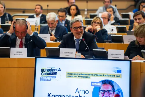 Wer in einem Gebiet lebt, kennt seine Herausforderungen und seine Potenziale am besten, unterstrich der Landeshauptmann Arno Kompatscher bei einem Treffen von EURegions4Cohesion, der europäischen Allianz von fast 150 Regionen aus 20 Mitgliedstaaten. (Foto: LPA/Mirco Paradiso)