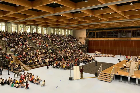 La scuola in lingua italiana ha inaugurato oggi al Palasport di via Resia a Bolzano il nuovo anno scolastico con un evento a tema Benessere e Sport presentato dalla Consulta studentesca (Foto: ASP)