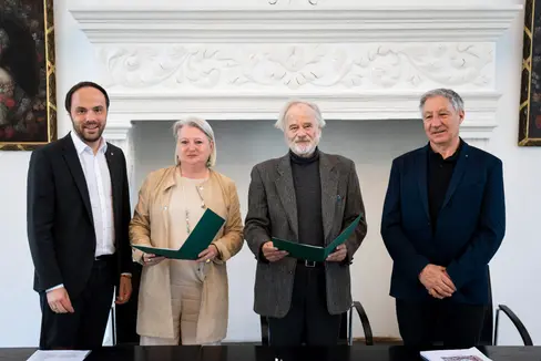 Besiegelten am 31. März, dass das Chronistenwesen in Südtirol künftig vom Südtiroler Bildungszentrum betreut wird (von links): Landesrat Philipp Achammer, Landeskonservatorin Karin Dalla Torre, Bildungszentrum-Präsident Bernd Karner und Landeschronist Wolfgang Thöni. (Foto: LPA/Fabio Brucculeri)