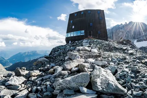 Kostenerstattung für ehrenamtliche Tätigkeit, Erklärung der Bauleitung, Instandhaltungsspesen: Die Landesregierung hat die Kriterien für Investitionsbeihilfen bei Schutzhütten (im Bild: Schwarzensteinhütte) angepasst. (Foto: IDM)